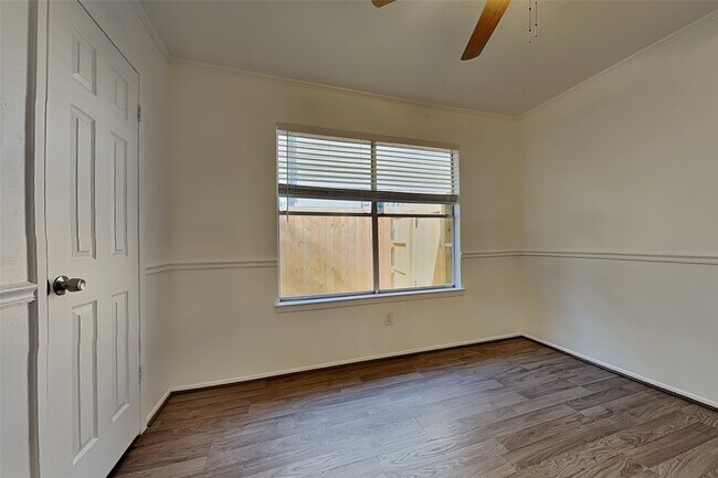 Building Photo - 8614 Lake Crystal Dr