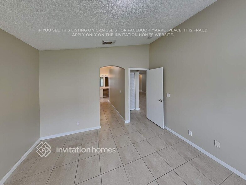 Building Photo - 4929 SW 33rd Ave