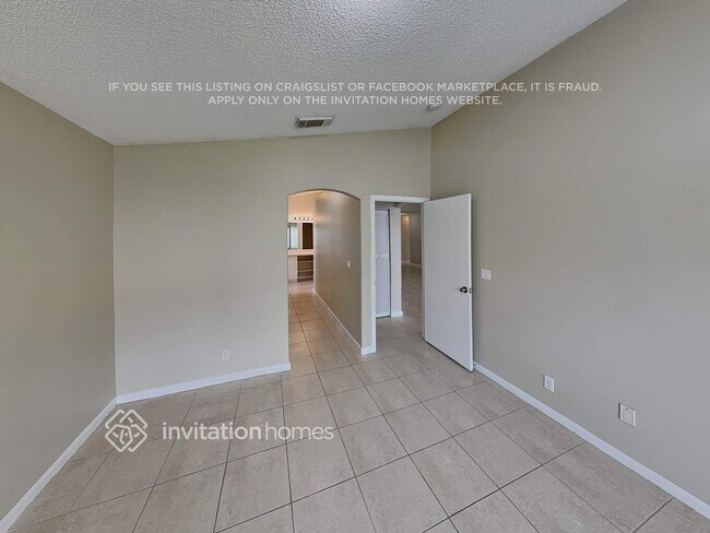 Building Photo - 4929 SW 33rd Ave