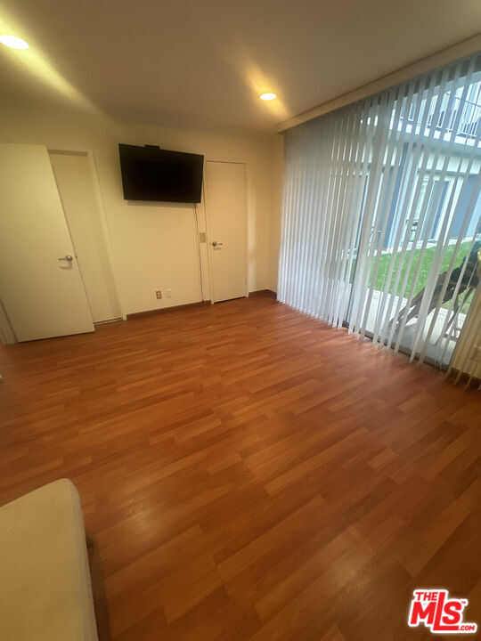 Building Photo - 100 S Doheny Dr
