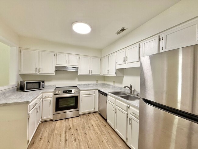 Building Photo - Newly Remodeled 3BD, 2.5BA Townhouse in Ca...