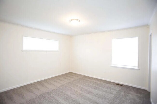 Building Photo - 13324 Alexander Rd