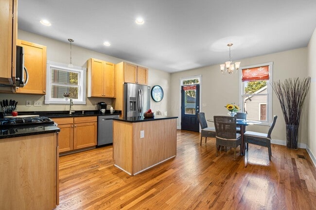 Building Photo - 975 N 6th St