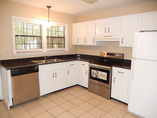 Building Photo - LOVELY 2/1.5 NW Twn w/ Granite Counters, Deck, Fenced Yard, & More! $1275/month Avail August 1st!