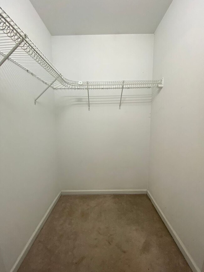 Building Photo - 3 bedroom, 2 bathroom Home in Hampstead