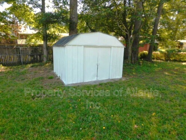 Building Photo - 879 Forest Ridge Dr SE