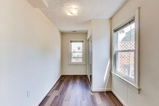 Building Photo - Cute 2 bed + Loft + 2 Bath SF w/ Fenced Yard