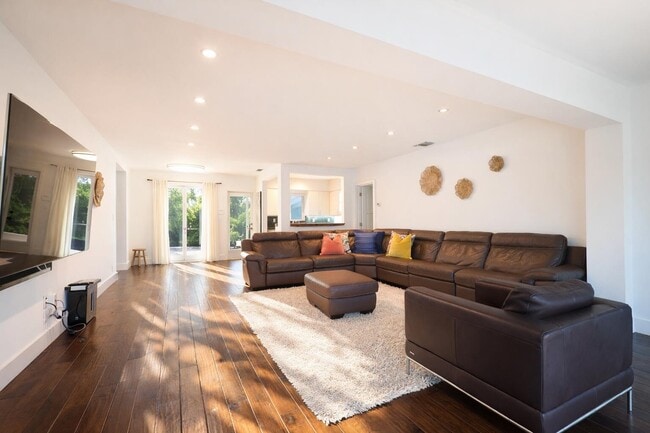 Building Photo - 3018 NE 26th St