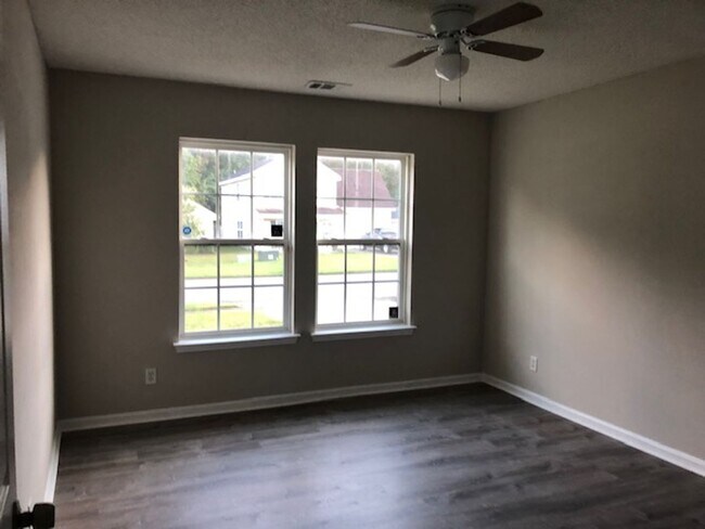 Building Photo - Nice home