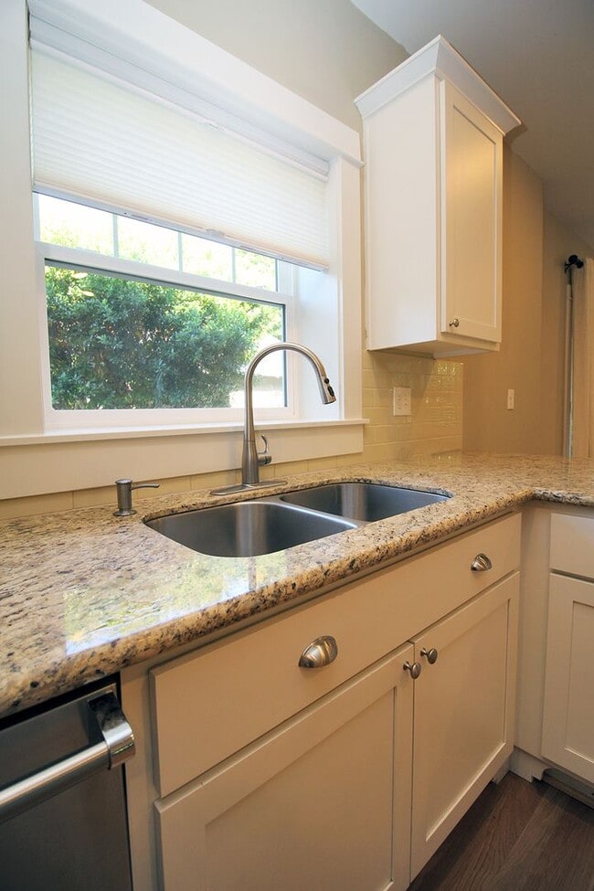 Building Photo - Beautifully Updated 5 Bedroom/3.5 Bath Irvington Craftsman Bungalow!