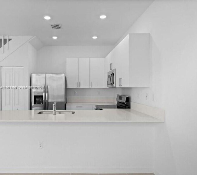 Building Photo - 701 SE 14th Ct