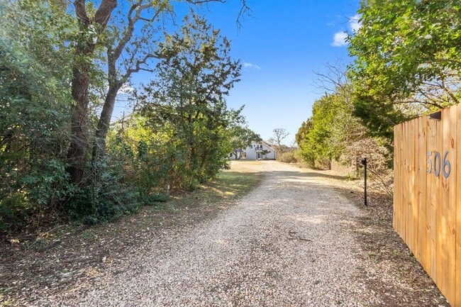 Building Photo - 506 Centex Sportsman Rd