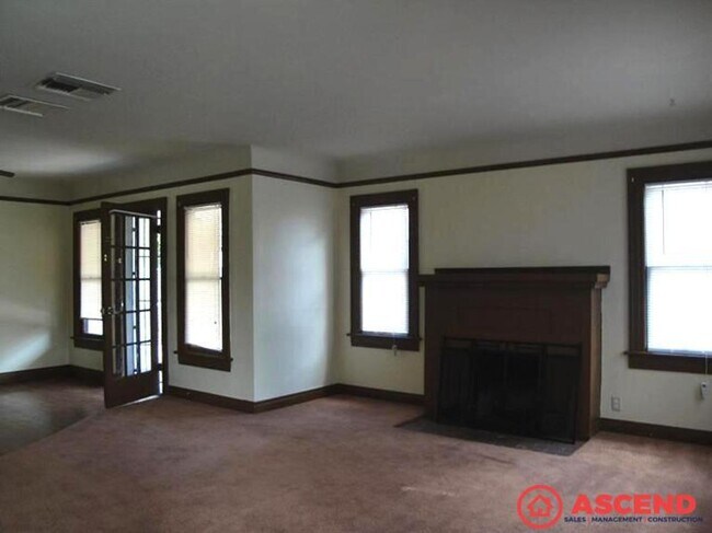 Building Photo - Charming 3BD/1BA Home in Northeast Bakersfield — Brick Fireplace, Prime Location!