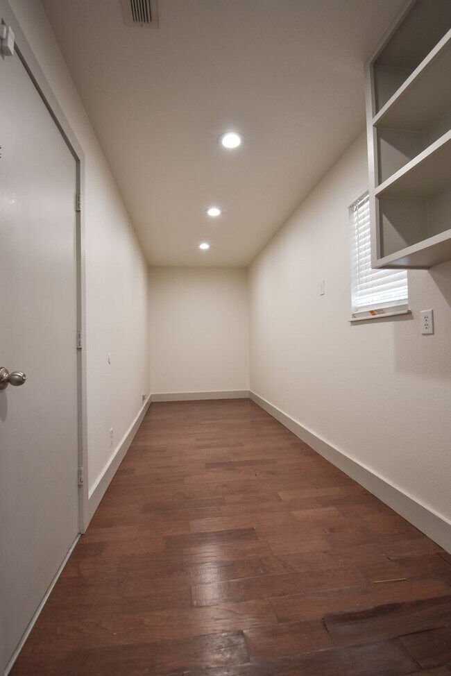 Building Photo - Lease Takeover Opportunity Available! 3 Be...