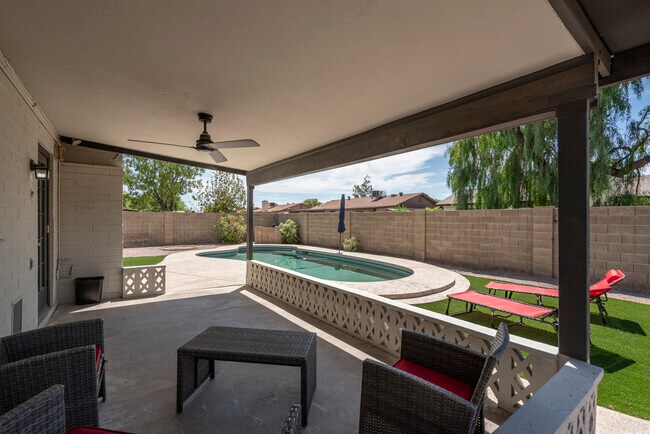 Building Photo - 951 W La Jolla Dr