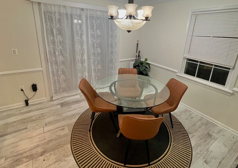 Building Photo - 321 Senate Ct