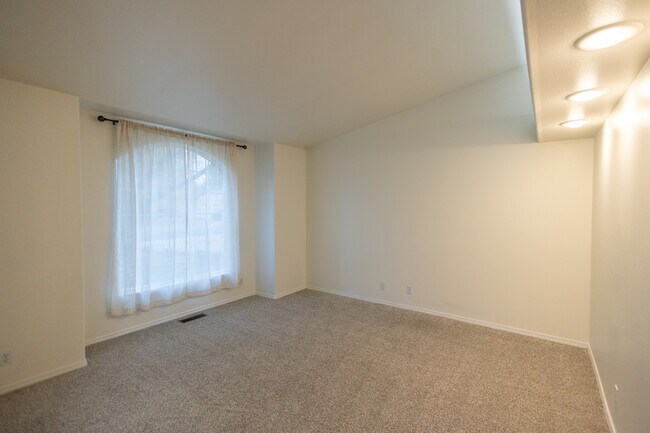 Building Photo - 164 S Silverwood Way