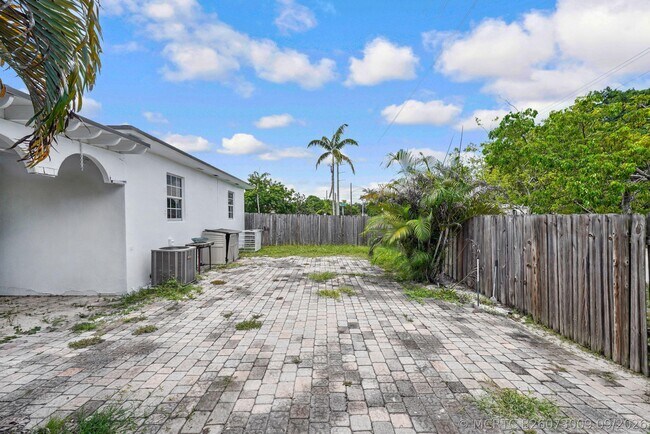 Building Photo - 500 NW 120th St