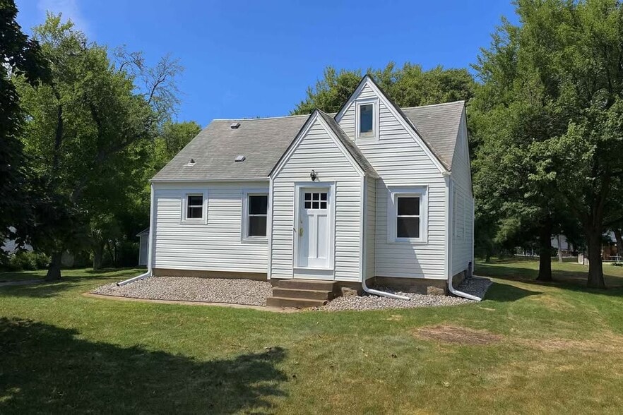 Building Photo - 8070 Red Oak Dr