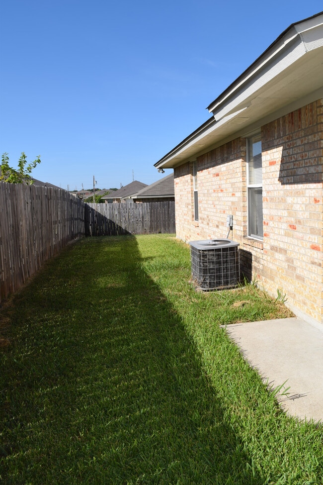 Building Photo - 2608Lucille