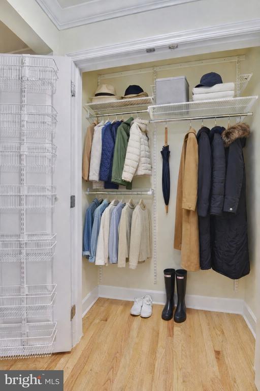 Building Photo - 502 W Broad St