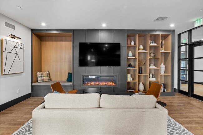 Building Photo - 635 Main St