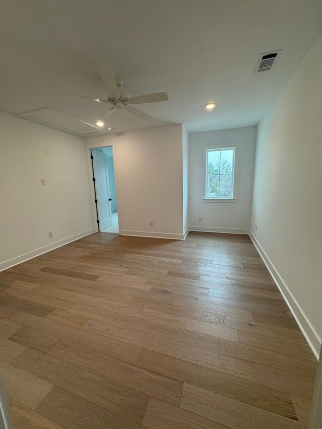 Building Photo - Belmont 1221