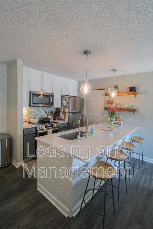 Building Photo - 271 Alexandra Dr