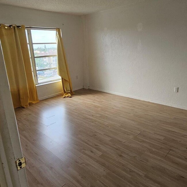 Building Photo - 4174 Inverrary Dr