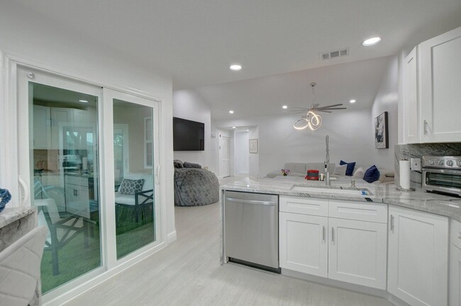 Building Photo - 6553 Via Regina
