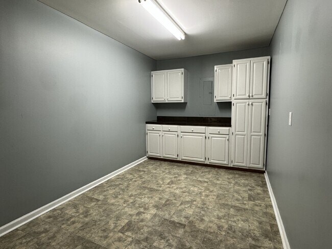 Building Photo - 3 BD/2 BA - Two Story Home in Mid-town Wil...