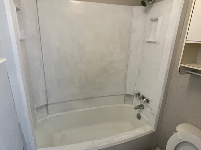 Building Photo - Charming 2-Bedroom Townhome in Prime Charl...