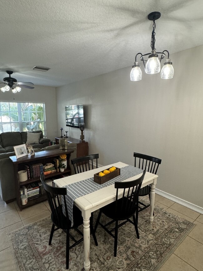 Building Photo - "Charming 2-Bed Home"