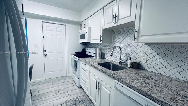 Building Photo - 9971 W Bay Harbor Dr