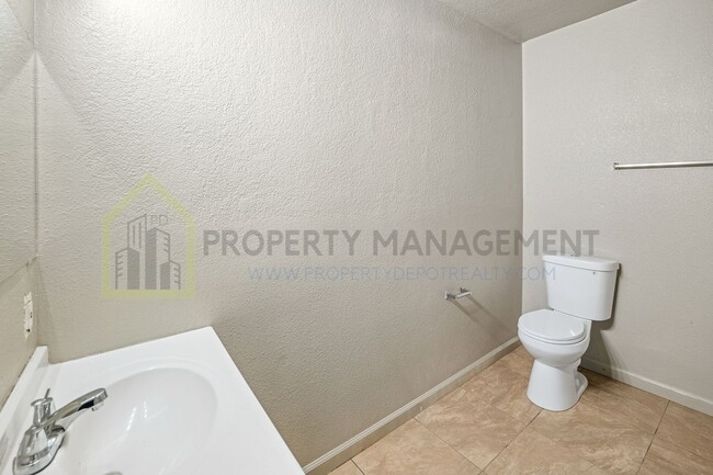 Building Photo - Updated 3-Bed, 2-Bath Bungalow on Spacious...