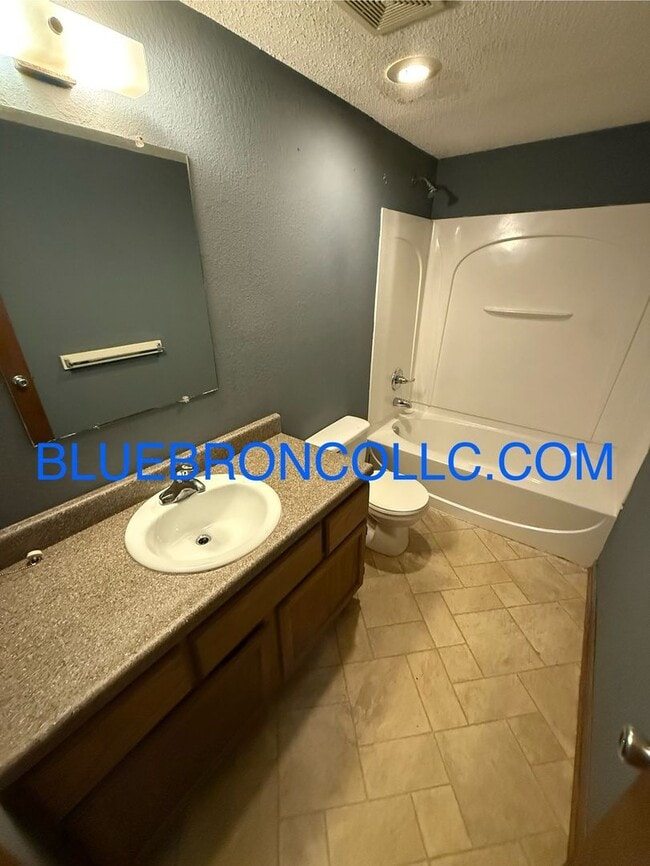 Building Photo - Spacious 1-Bedroom Apartment in Blue Sprin...