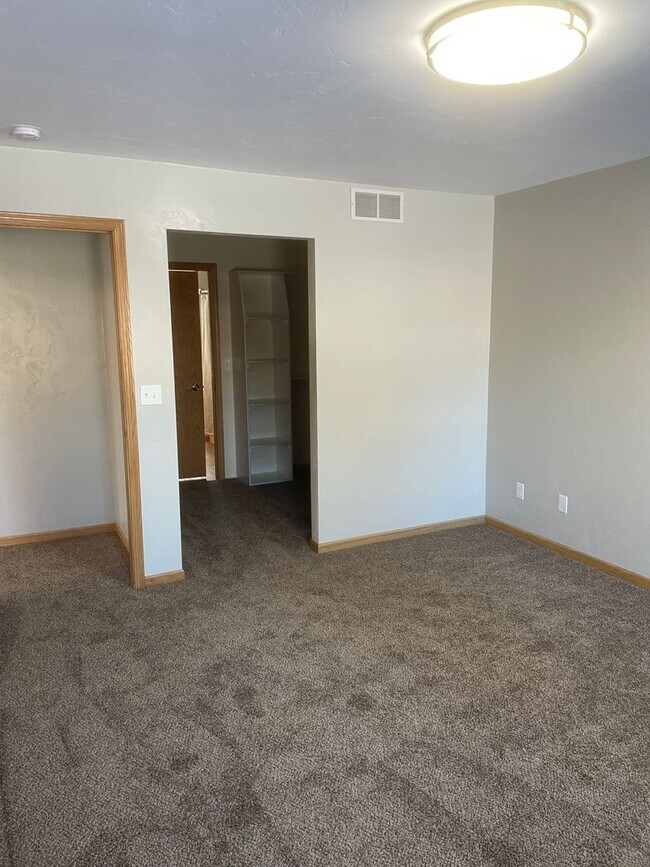 Building Photo - 2930 W Glenpark Dr