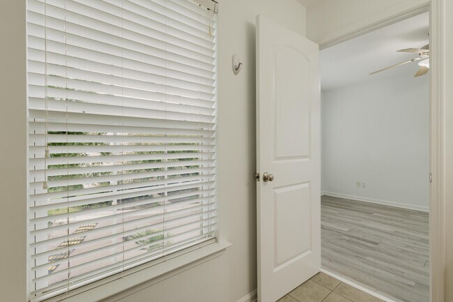 Building Photo - 1698 Low Country Pl