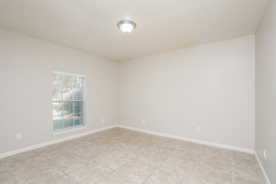 Building Photo - 2515 Village Cir Dr