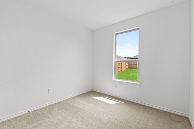 Building Photo - Move-In Ready New Build with Spacious Back...