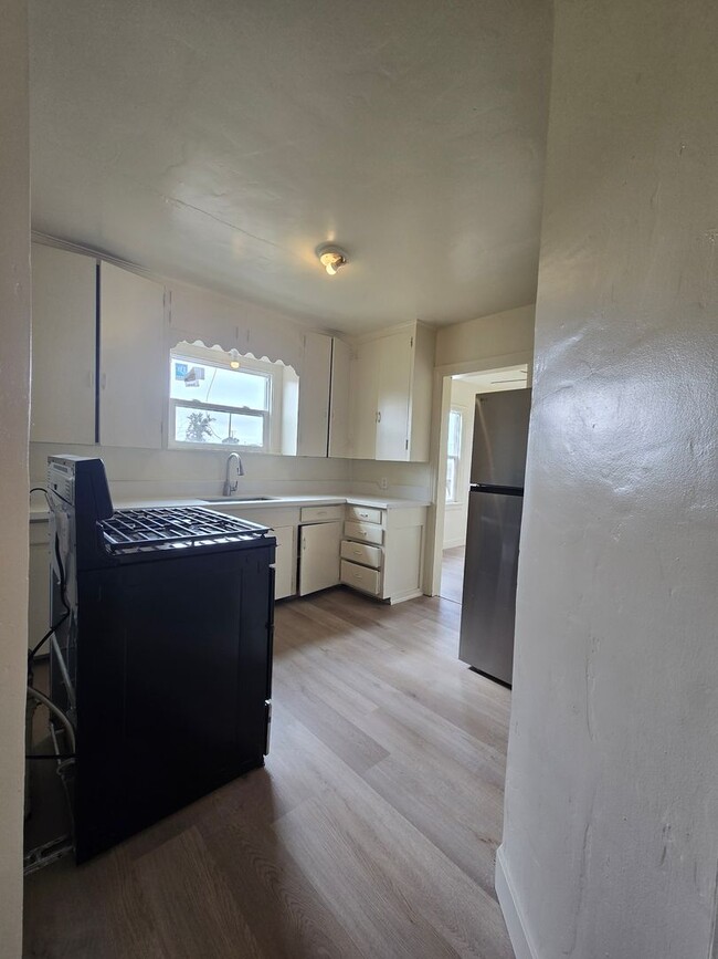 Building Photo - 2 Br 1 Ba with formal dining room