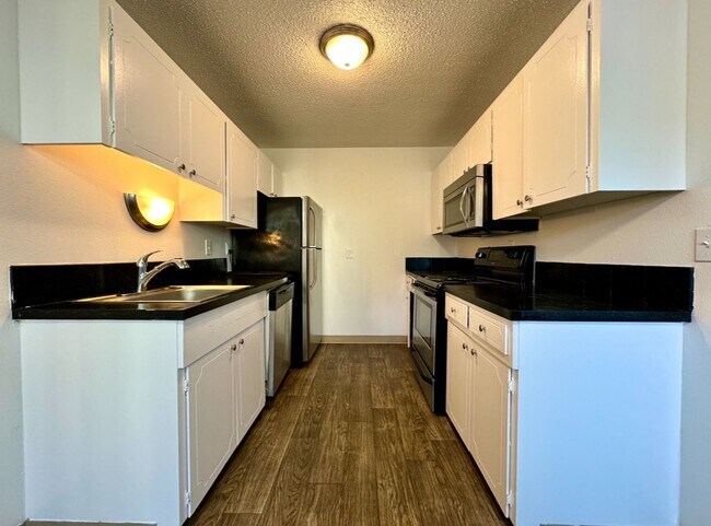 Building Photo - **$750 DEPOSIT & FREE FIRST MONTH'S RENT** Hudson Court - Spacious Main Floor Unit~ Great Natural...