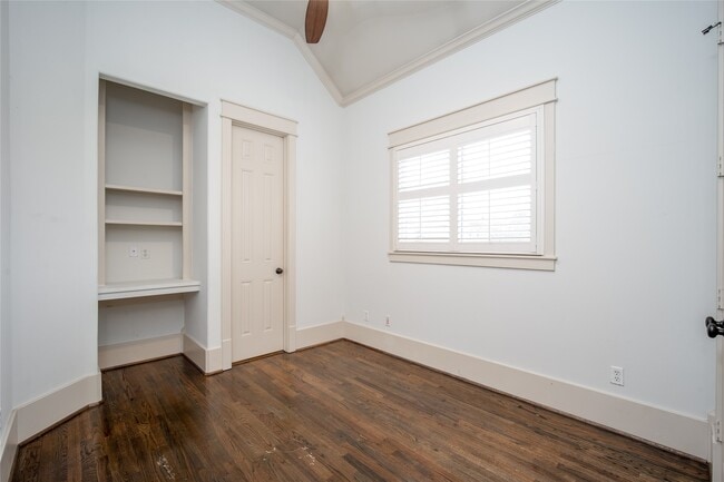 Building Photo - 842 W 22nd St