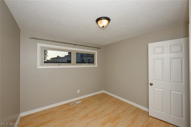 Building Photo - 287 Edgewood Dr