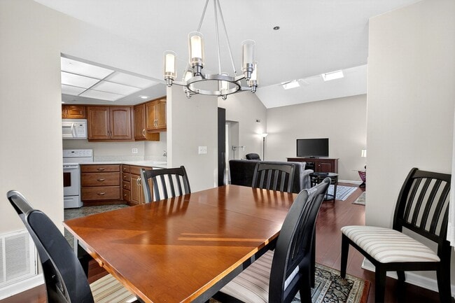 Building Photo - Creekside 1st floor unit Showing Saturday 1/31 10am-10:15am