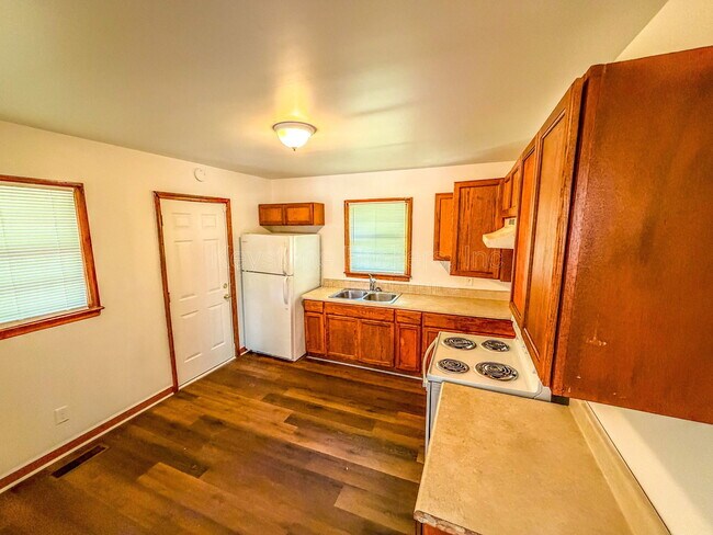 Building Photo - 2525 Tredway Dr