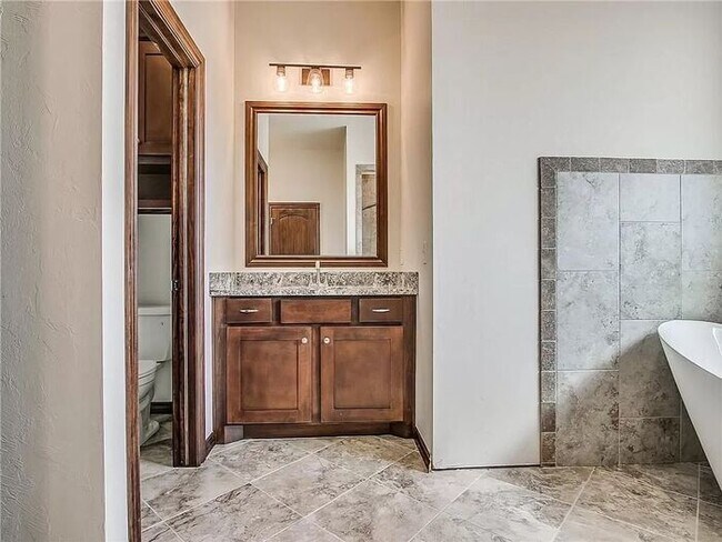 Building Photo - Fantastic 3/2 Gated Neighborhood Choctaw S...