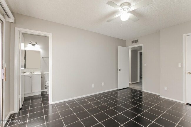 Building Photo - 7619 W Hope Dr