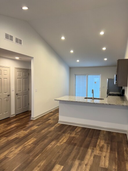 Building Photo - 455 Stewart Ct