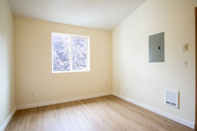 Building Photo - Top-Floor 1 Bdr w/ Private Balcony w/ FREE RENT Ready Now!